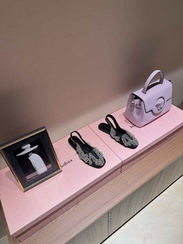 Dries Van Noten 25Ss 新款串珠网纱女鞋每一双都美的像艺术品上脚一定是非常瞩目的单品仙女们可以冲当代女性应该自己拥有的“水晶鞋”鞋面：漆皮，牛