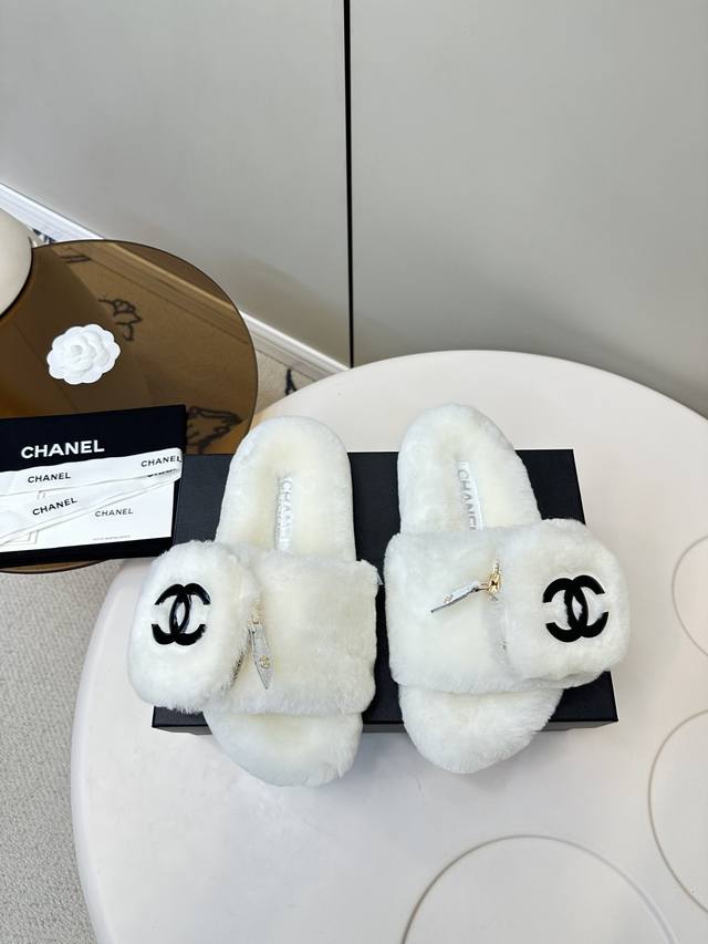 Chanel｜小香25P秋冬包包装饰厚底懒人羊毛拖鞋 懒人必备穿了会上瘾的拖鞋 巨软巨舒服 让你摆脱一切的束缚感呆萌的面包鞋型 对脚宽的宝宝很友好大底有一定的厚