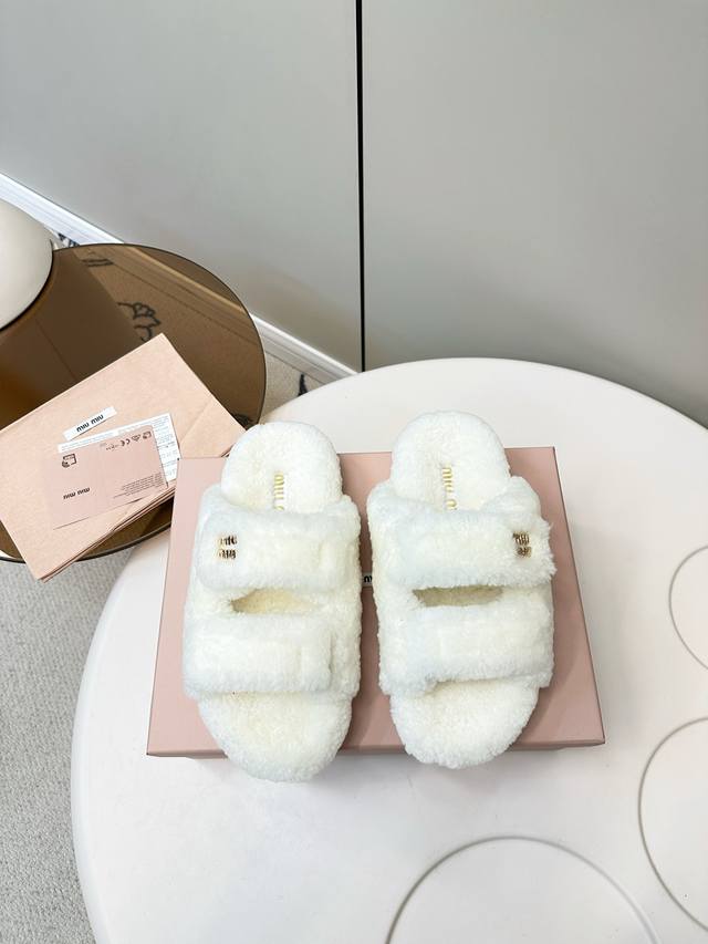 Miumiu新款羊毛拖鞋頂级品质！ 超温暖的感觉，穿上仿佛踩在云朵上经典Miumiu装饰扣，精致高级！让这双毛拖身价陡增！鞋面纯皮毛一体羔羊毛打造鞋底是原版开模