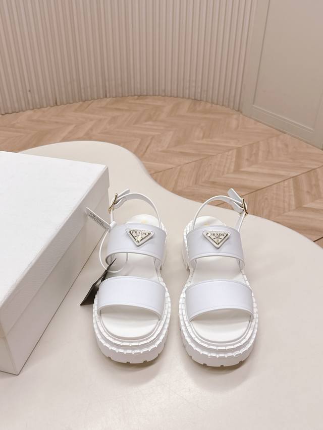 出 Prada 普拉达2025春夏新款凉鞋系列 罗马厚底凉鞋 最新走秀款，经典升级 舒适度与时髦度并存 每个颜色搭配都好看，设计搭配不同风格需求 鞋面：原版定制