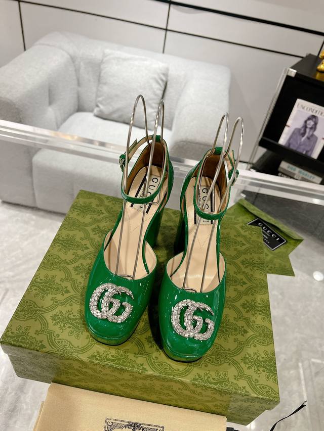 Gucci 24Ss早春新款 双G水晶钻扣粗跟凉鞋 高跟鞋 水晶钻双G扣 楦型完美，舒适度更加舒服，上脚非常性感有气质，百搭神器高端版推荐 专柜购买原版一比一打