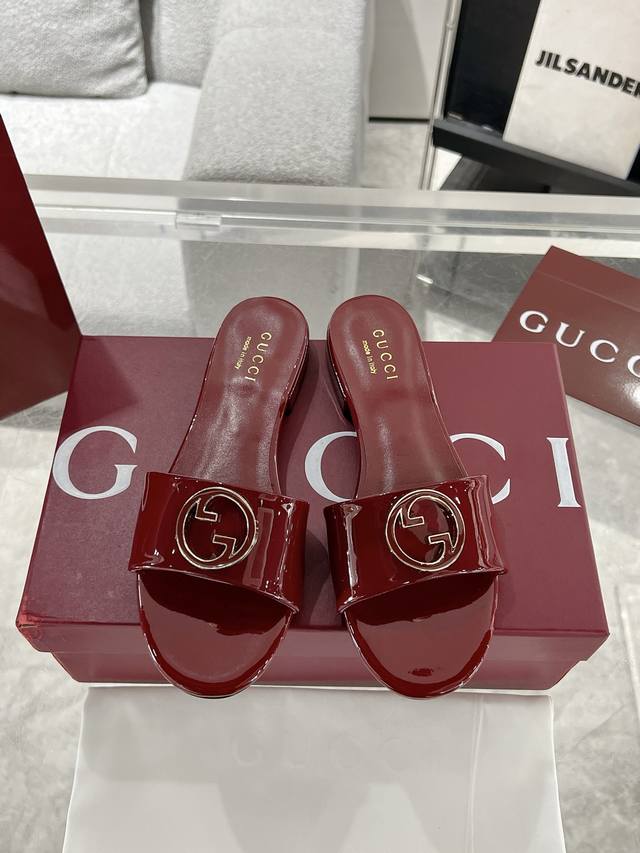 Gucci 2025春夏新款露趾凉鞋拖鞋每个细节皆经过精心细致打造，巧妙运用圆头和粗跟等设计元素演绎时尚复古风范。典藏的双G镶钻扣细节令人联想起品牌的时尚气息浓