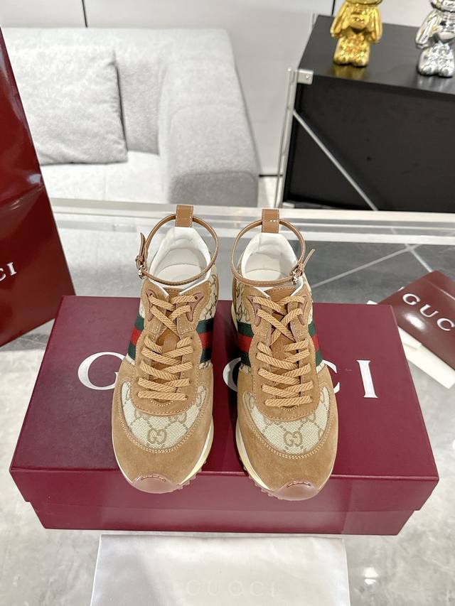 Gucci Re-Motion系列女士运动鞋款号832918 Aaezm 9067这款运动鞋设有可拆卸可调节踝部绑带，为2025春夏系列再添动感单品。轻盈且灵活
