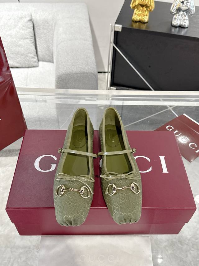 Gucci Horsebit系列女士芭蕾平底鞋 这款标志性的马衔扣芭蕾平底鞋选用方形鞋头设计，搭配雅致的蝴蝶结细节，致敬传统芭蕾舞鞋款型。这款单品以Origin
