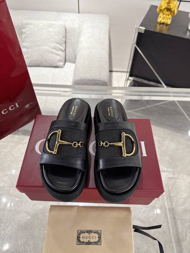 新款Gucci 大D半马衔扣厚底拖鞋标志性的马衔扣定义了这一双厚底拖鞋。皮革鞋底和可调节的踝部闭合设计完善了风格，增强了其现代精神。鞋面：进口Gg帆布牛皮 羊皮