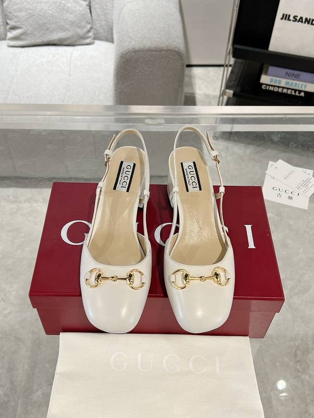 Gucci 女士马衔扣后系带凉鞋这款浅口鞋甄选牛皮打造，匠心融蕴经典马衔扣造型配件。圆头和可调节脚踝搭扣设计相得益彰，演绎学院风格。原版定制牛皮 内里定制羊皮