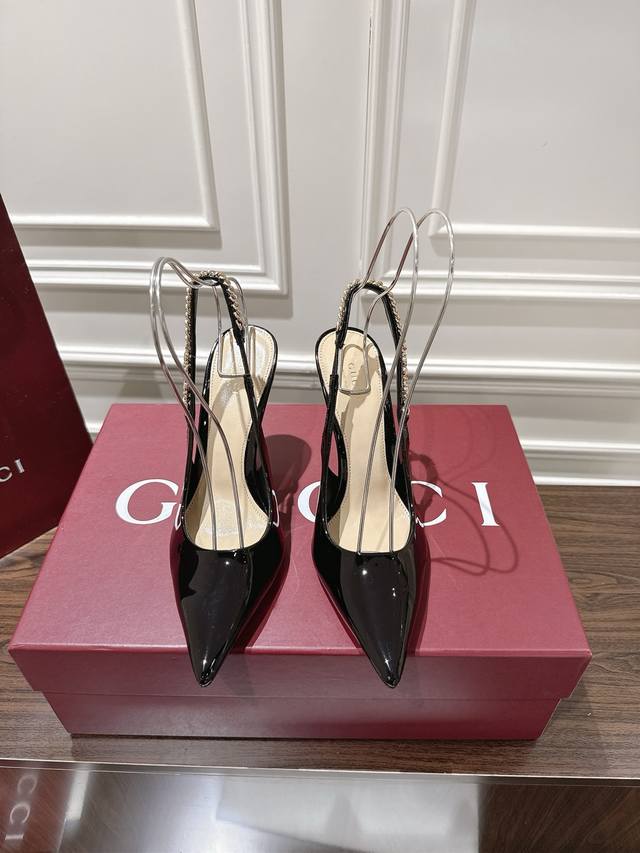 Gucci Signoria系列露跟浅口鞋这款Gucci Signoria系列浅口鞋以佛罗伦萨中心广场命名，焕新再现品牌发源地的经典优雅格调。这款鞋履匠心融蕴闪
