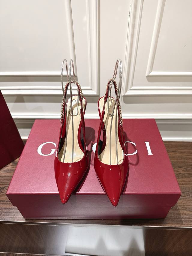 Gucci Signoria系列露跟浅口鞋这款Gucci Signoria系列浅口鞋以佛罗伦萨中心广场命名，焕新再现品牌发源地的经典优雅格调。这款鞋履匠心融蕴闪
