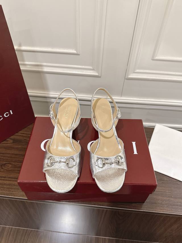 Gucci马衔扣粗跟鱼嘴凉鞋 这款后系带凉鞋缀饰低调内敛的品牌细节，为整个设计注入品牌标识魅力。经典马衔扣亮眼点缀于各式女士鞋履之上，彰显品牌设计本源。这款配饰