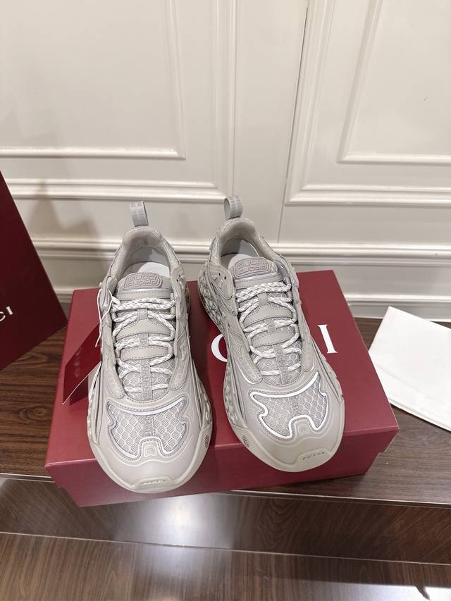 Gucci Cub3D系列全球限量情侣款运动鞋2025春夏系列精彩呈献鞋履新作。这款Guccicub3D系列运动鞋巧妙结合了创新材质与精致构型。鞋面采用可持续材
