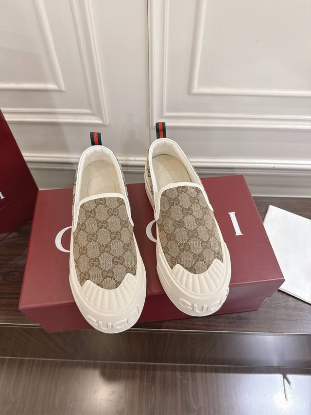女款 Gucci Gg帆布鞋 小白鞋 休闲鞋这款运动鞋以标志性Gg帆布匠心打造，将典藏设计与现代美学巧妙糅于一体。大胆前卫的廓形配以“Gucci”印花压纹橡胶鞋