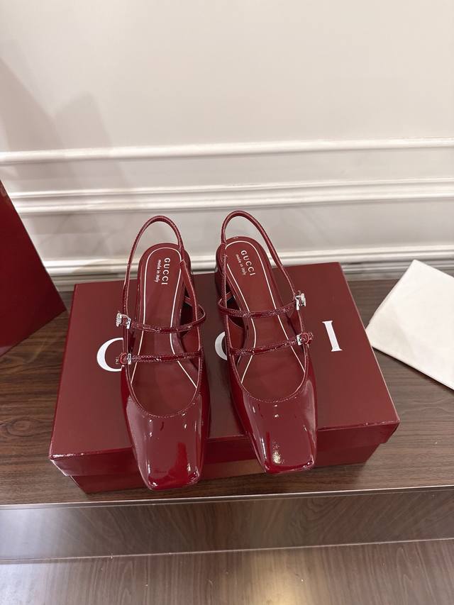 Gucci 水晶钻镶嵌双G扣露跟浅口后系带凉鞋这款女士浅口鞋以柔软亮泽的漆皮匠心打造。鞋型线条优雅利落，兼具百搭与精致格调。精巧的双G 镶嵌水晶细节为造型增添闪