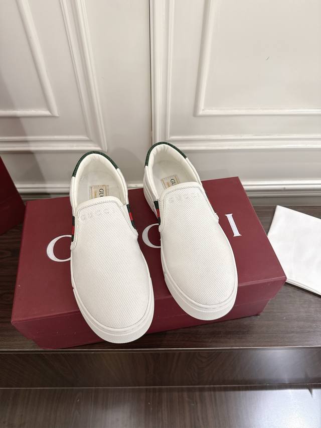 Gucci Ace 系列男士便鞋自问世以来，Ace系列运动鞋已成为品牌叙事的主角之一。全新系列便鞋呈现特色低帮设计，搭配别致细节，焕新诠释运动鞋版型。羊皮内里帆