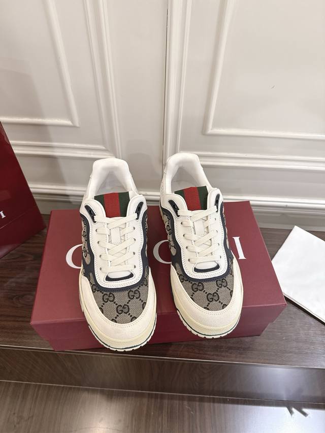 情侣款 新配色Gucci Re-Web系列情侣款运动鞋 小白鞋Re-Web是由品牌创意总监Sabato De Sarno倾心设计的首个运动鞋系列，以现代版型大胆