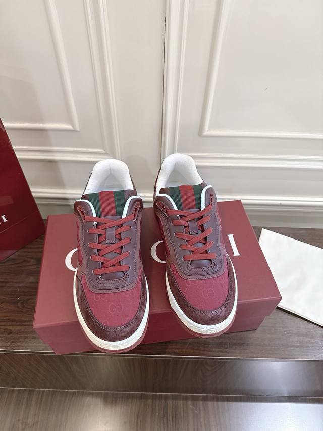男款 新配色Gucci Re-Web系列情侣款运动鞋 小白鞋Re-Web是由品牌创意总监Sabato De Sarno倾心设计的首个运动鞋系列，以现代版型大胆演