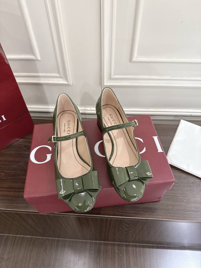 Gucci 饰蝴蝶结漆皮芭蕾舞鞋点缀双G标志性的优雅蝴蝶结，彰显精致设计，由光面漆皮打造，融蕴Gucci经典漆皮鞋面原版意大利真皮大底35-42 40.41.4