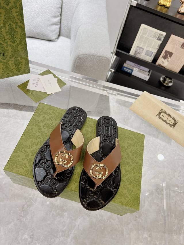 Gucci互扣式双G夹脚拖鞋 情侣款 春夏网红必备拖鞋 Yp一比一还原，所有细节 材质 舒适度 全部跟原版一样了 复刻度98%。牛皮面，耐磨环保橡胶底 码数：女