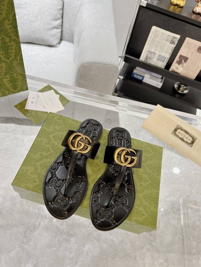 Gucci双G造型夹趾拖鞋 情侣款 春夏网红必备拖鞋 Yp一比一还原，所有细节 材质 舒适度 全部跟原版一样了 复刻度98%。牛皮面，耐磨环保橡胶底 码数：女3