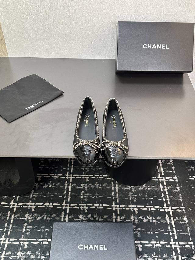 Chanel 小香25K新品链条双C粗跟单鞋原版1:1复刻 经典中的经典无论搭配裤装还是裙装都是完美小圆头的设计很好的修饰脚型 小仙女们必备！鞋面采用进口小羊皮