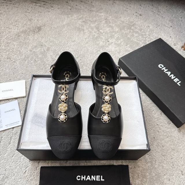 Chanel 香奈儿｜小香经典春夏双C扣珍珠山茶花T字带玛丽珍鞋中空单鞋对它一见钟情 不夸张哦～这大概就是小香的魅力 总是很懂女生虽然看上去很冷但配上黑丝袜特有