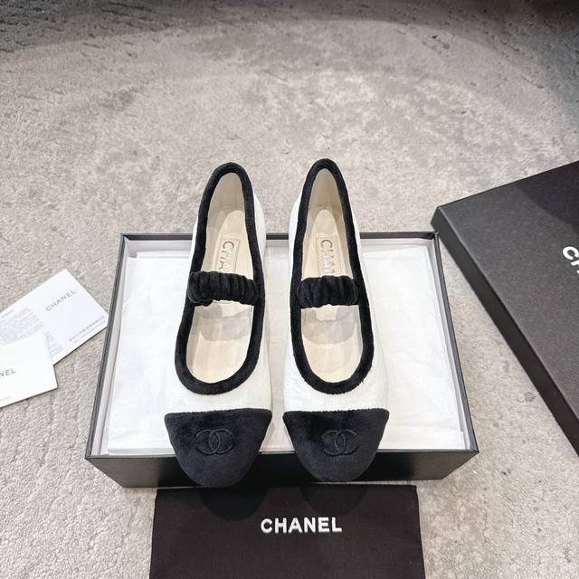 Chanel 香奈儿 最新中带丝绒芭蕾鞋玛丽珍中带经典的撞色搭配，上脚包裹性非常好，上脚跟显瘦，真的是超级精致复古的玛丽珍太对味了，个人最喜欢好经典的搭配，颇有