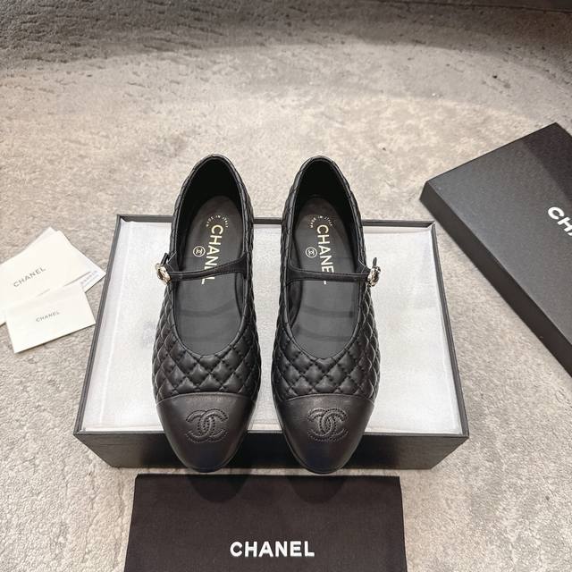 Chanel 小香 25A手工坊系列玛丽珍非常火的大双C设计手工车线非常耗时耗力独特大底双拼做法让你不经意露出亮点大底车线永不脱底牢固永久复古就是经典浓郁C味永