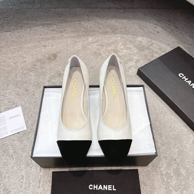 Chanel 25A早秋新款小香 珍珠双C扣T字带玛丽珍单鞋珍珠跟搭扣单鞋娃娃鞋设计 可爱到爆炸富家千金即视感 复古甜美减龄拿捏了！玛丽珍独有的高贵质感 可尽情