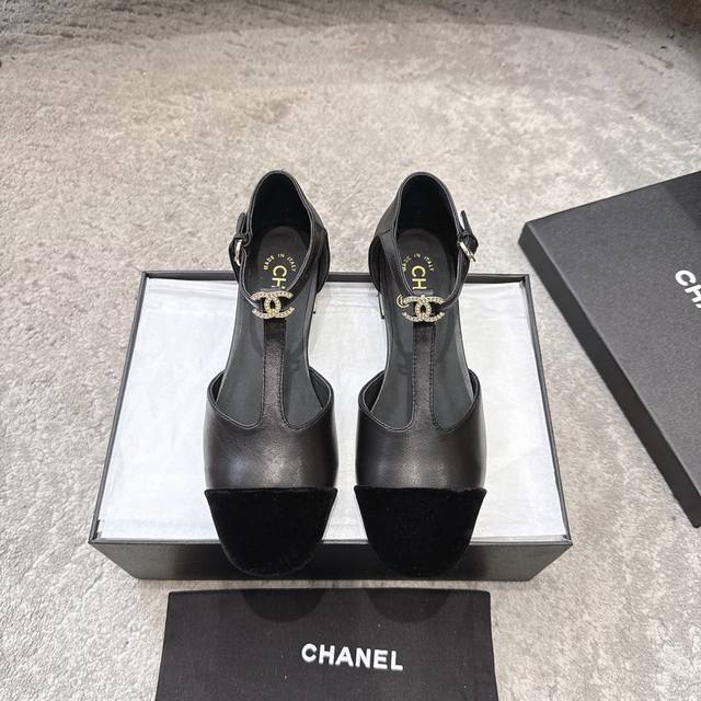 Chanel 25A早秋新款小香 珍珠双C扣T字带玛丽珍单鞋珍珠跟搭扣单鞋娃娃鞋设计 可爱到爆炸富家千金即视感 复古甜美减龄拿捏了！玛丽珍独有的高贵质感 可尽情
