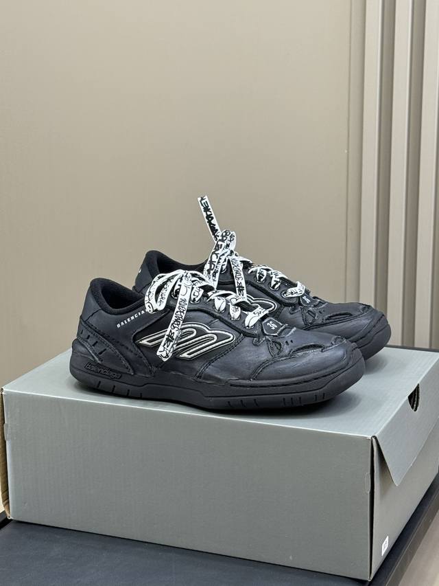 巴黎世家最新推出的 Hamptons Sneaker 作为 Winter25系列中的非秀场款之一，这款鞋代表了Demna对时尚标准的重新思考与演绎。他将日常衣物