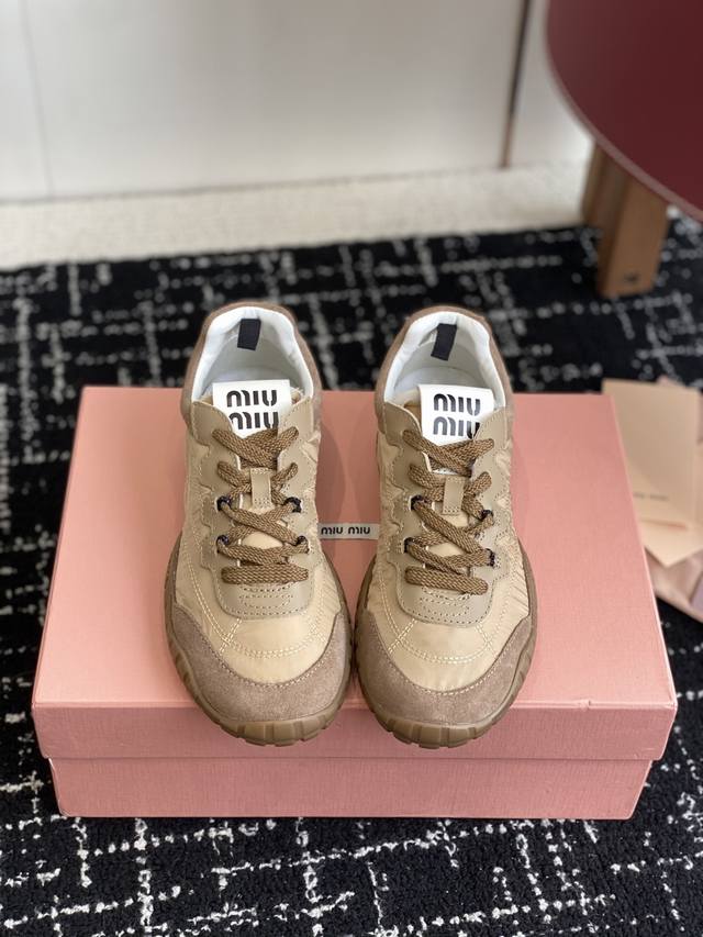 Miumiu 缪缪 25Ss 春夏新款 饼干鞋 阿甘鞋休闲运动鞋Miumiu最新爆款 前卫大胆的设计，Miu Miu风格融于此款厚底帆布运动鞋的简约线条，别致徽