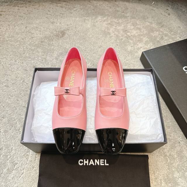 Chanel 25B秋冬新款蝴蝶结玛丽珍小香秋冬新品 复古的玛丽珍太对味了，个人最喜欢好经典的搭配，颇有80年代复古小香风的感觉，款式新颖时尚，工艺完美结合。好