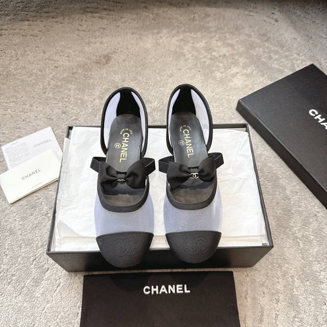 Chanel 25B秋冬新款芭蕾舞玛丽珍鞋 真的一眼爱上的程度 穿上想跳芭蕾的Chanel小香C家超级有格调的一双平底单鞋单穿配个小袜子都非常出彩 本年度最美玛