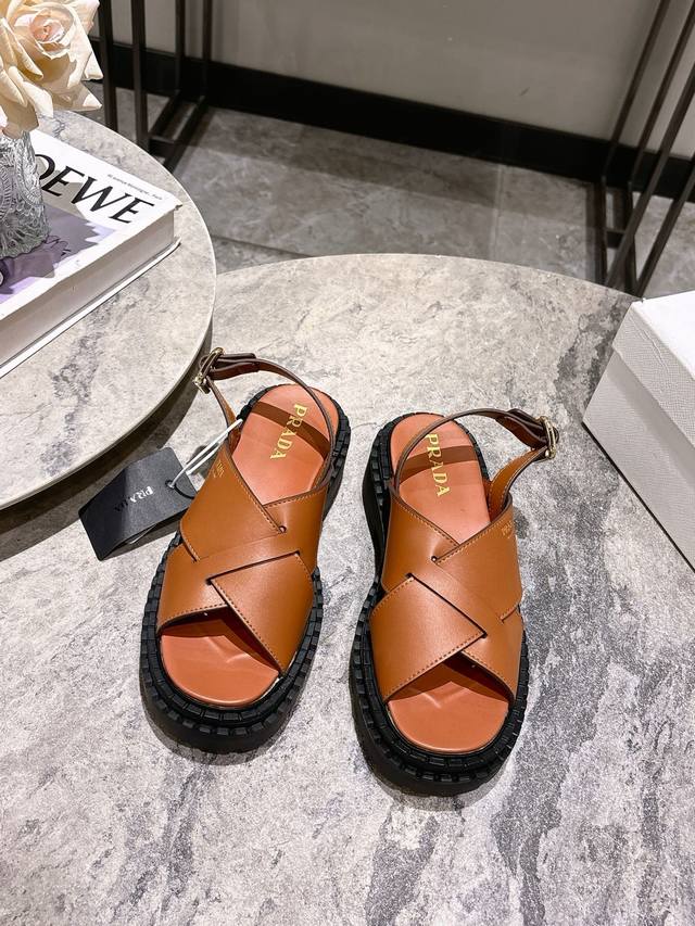 顶级品质Prada Fw25 New Arrival～普拉达2025女士新款罗马露趾交叉凉鞋专柜一上就断货的节奏 超级多的网红时尚博主种草 上脚真的太舒服了 细