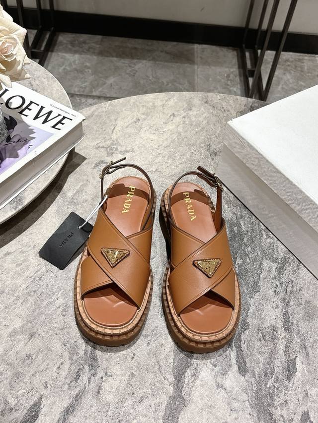 顶级品质Prada Fw25 New Arrival～普拉达2025女士新款罗马露趾交叉凉鞋专柜一上就断货的节奏 超级多的网红时尚博主种草 上脚真的太舒服了 细