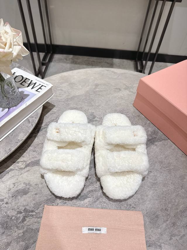 Miumiu缪缪秋冬走秀款懒人魔术贴毛托简约设计，打造佛系甜美的休闲风~~上脚气场十足随意搭配，长裙，短裙，短裤，面料进口羊羔毛，原版开模大底Size：35-3