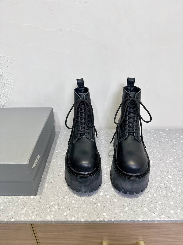 Balenciaga 巴黎世家 25Ss秋冬新款 系带 厚底 马丁靴复古擦色做旧松糕厚底！ 看着硬朗 但上脚舒适 个性帅气的的同时 不失舒适感 擦色做旧复古！工