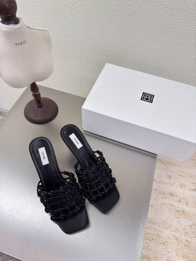 高跟 手工编织 拖鞋 TotêMe 法式浪漫 方头 极简 方头 出厂 黑色 北欧简约设计 轻奢品牌 面料 原版 金属色 编织 舒适 纯手工打造 内里选用羊皮内里