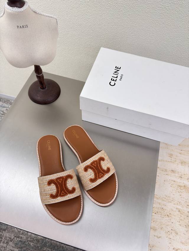 平底 一片拖 Celine 夏日专属 Pp草立体绣花 凯旋门系列 平底凉鞋 赛琳 家族元素设计 凯旋门 一片式拖鞋 杏色 面料选用打蜡牛皮 Logo钢印压模而成