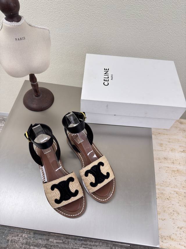 马鞍带 Celine 夏日专属 Pp草立体绣花 凯旋门系列厚底凉鞋 赛琳 家族元素设计 凯旋门 马鞍带 凉鞋 黑色 面料选用打蜡牛皮 Logo钢印压模而成立体感