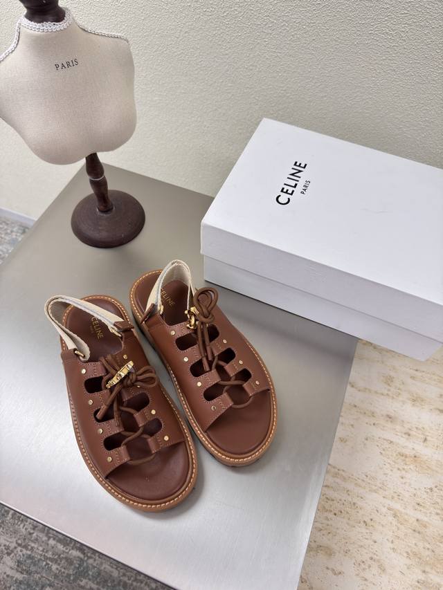 厚底双层 绑带式凉鞋 Celine 夏日专属 凯旋门样式 精品五金扣件凯旋门系列 平底凉鞋 赛琳 家族元素设计 凯旋门 一片式拖鞋 棕色 面料选用打蜡牛皮 Lo