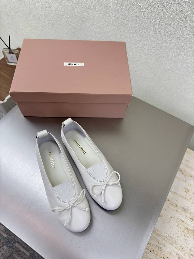平底系列 Miu'miu 25 秋鞋 舒适松紧搭配 小蝴蝶结 系列 白色蝴蝶结 对版舒适成型大底 系列 Miu'miu 经典舒适 制作 原版一致 成型大底 高版