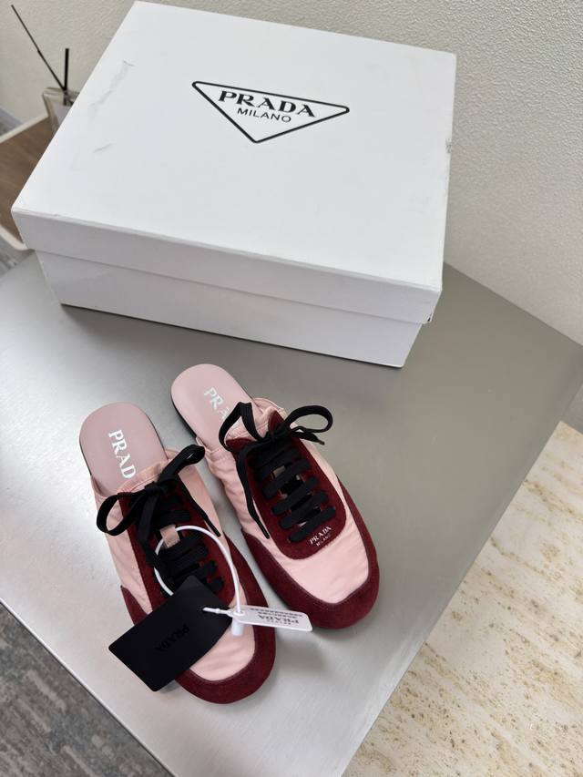 爆款潮流运动鞋 11色全网最齐色Prada 酒红拼 粉色 平底设计 简约设计 搭配三角标 Logo 的设计和简约的线条 很有格调 简单纯粹得色调 原版开模 舒适