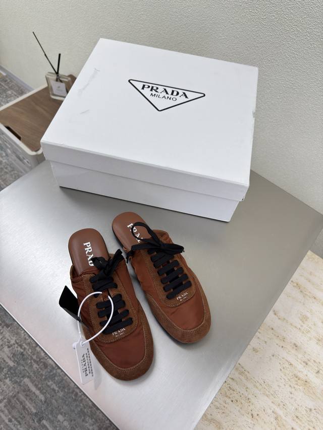 爆款潮流运动鞋 11色全网最齐色Prada 棕色 雾蓝色 平底设计 简约设计 搭配三角标 Logo 的设计和简约的线条 很有格调 简单纯粹得色调 原版开模 舒适