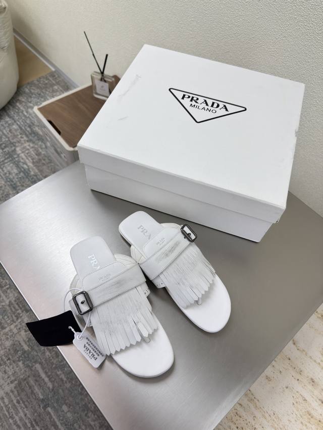 复古流苏做旧 夹趾拖鞋 Prada 白色 平底设计 简约设计 搭配三角标 Logo 的设计和简约的线条 很有格调 简单纯粹得色调 原版开模 舒适炸街 原版 打蜡
