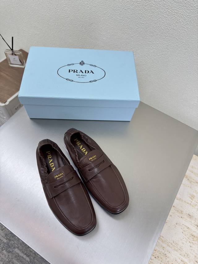 双防尘袋 高版本 方头松紧口乐福鞋 棕色 小牛皮 Prada 顶奢平底设计 简约设计 搭配三角标 Logo 的设计和简约的线条 很有格调 简单纯粹得色调 原版开