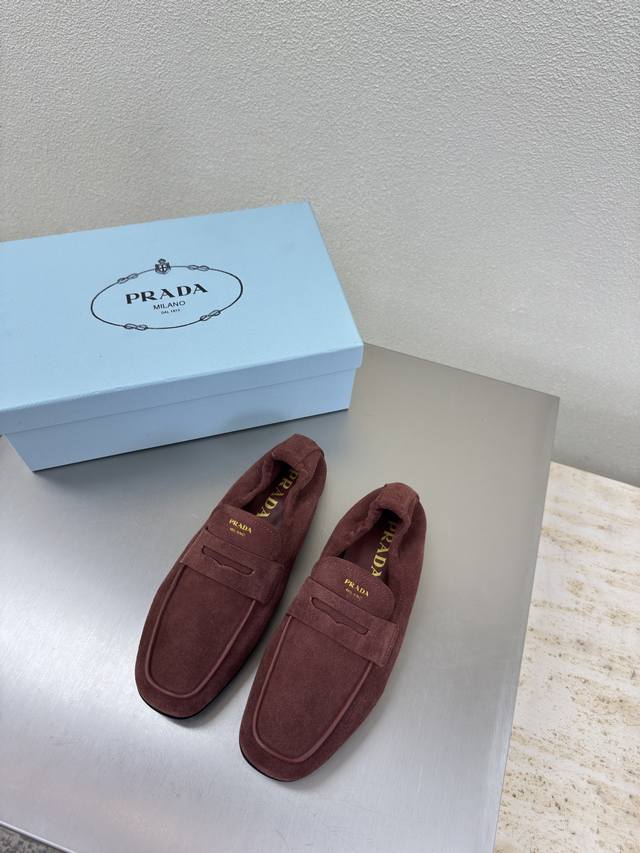 双防尘袋 高版本 方头松紧口乐福鞋 酒红色 高丝光 反绒牛皮 Prada 顶奢平底设计 简约设计 搭配三角标 Logo 的设计和简约的线条 很有格调 简单纯粹得