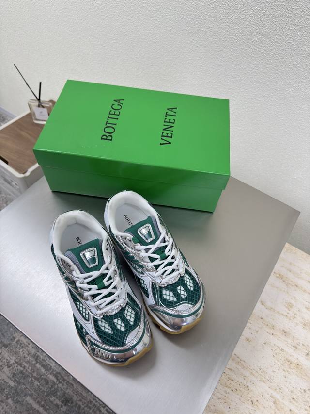 Bv Orbit运动鞋 王一博 同款 情侣款老爹鞋Runner运动鞋，采用轻质科技网布面料。搭配几何图案设计橡胶外底。柏树绿 女款 男款320 王炸系列 高版本