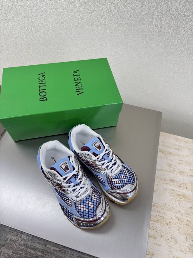Bv Orbit运动鞋 王一博 同款 情侣款老爹鞋Runner运动鞋，采用轻质科技网布面料。搭配几何图案设计橡胶外底。云朵蓝女款 男款320 王炸系列 高版本