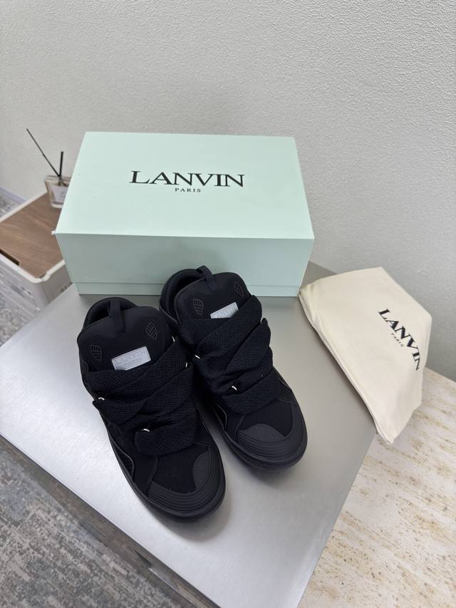 浪凡Lanvin 全色齐 跑量版本 高版本 380碳纤维看了这么多面包鞋都没有浪凡这个味儿整个鞋型看着奇奇怪怪的造型非常独特但上脚效果却出奇的好摆拍非常出片全色