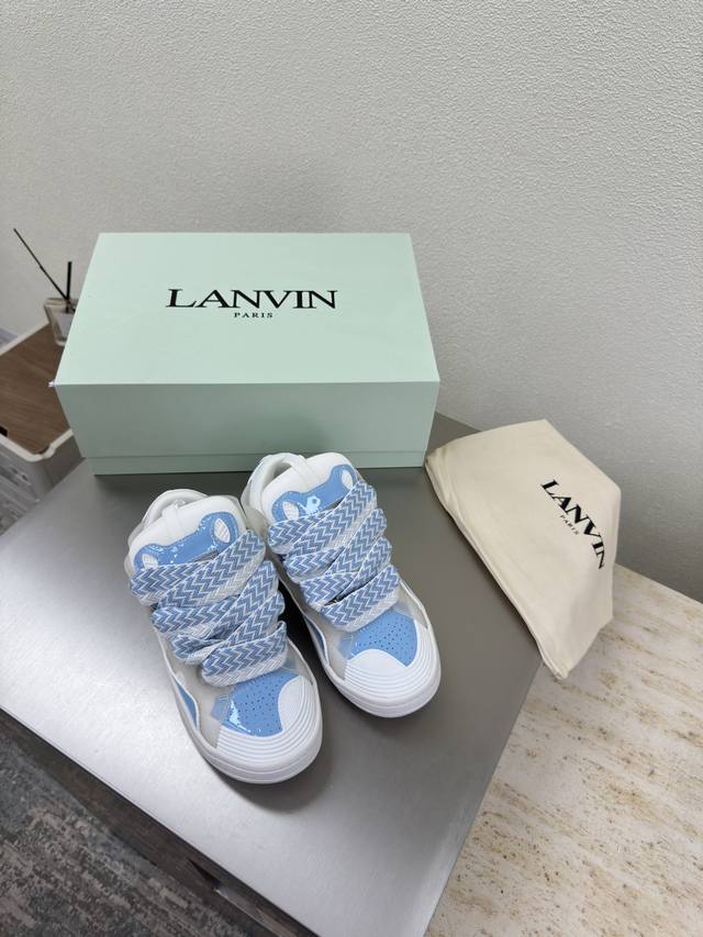 浪凡Lanvin 全色齐 跑量版本 高版本 380白兰看了这么多面包鞋都没有浪凡这个味儿整个鞋型看着奇奇怪怪的造型非常独特但上脚效果却出奇的好摆拍非常出片全色都